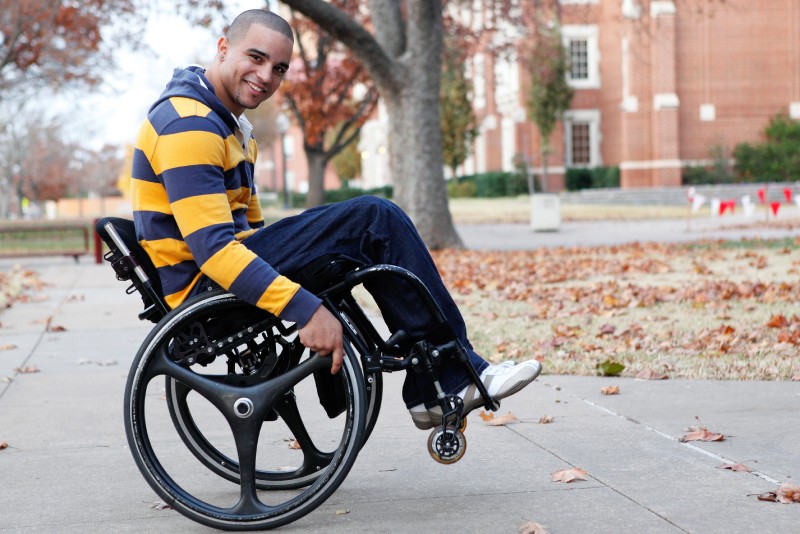 mężczyzna na wózku inwalidzkim