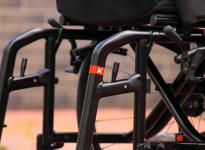 odchylane i zdejmowane podnóżki wózka inwalidzkiego składanego