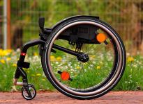 wózek inwalidzki kuschall K-Series ze złożonym oparciem widok z boku