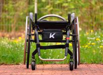 wózek inwalidzki kuschall K-series ze złożonym oparciem widok z przodu